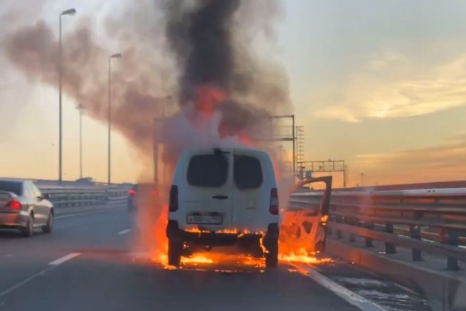 Пулковское шоссе растянулось в пробке из-за сгоревшего &#171;Пежо&#187;