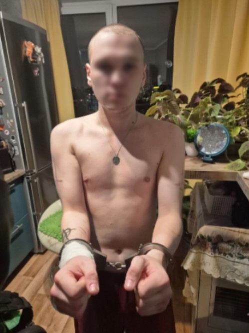 Полиция показала панка с тату, устроившего стрельбу в салоне автобуса на Черкасова 