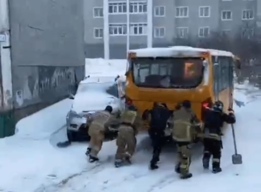 В Магадане МЧС толкает застрявшие в снежных заносах машины