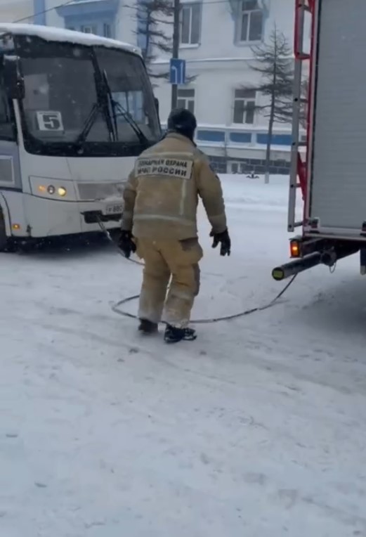 В Магадане МЧС толкает застрявшие в снежных заносах машины