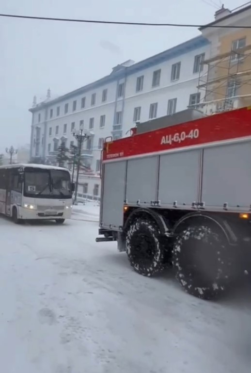 В Магадане МЧС толкает застрявшие в снежных заносах машины