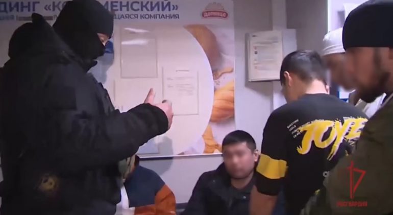 После миграционного рейда на предприятии в Пушкине 30 приезжих получили повестки