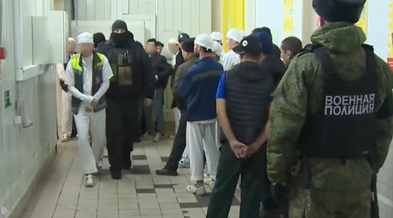 После миграционного рейда на предприятии в Пушкине 30 приезжих получили повестки