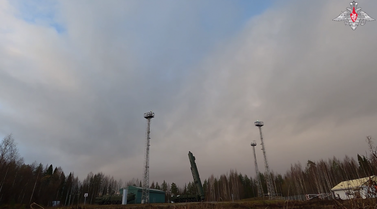Видео старта двух баллистических ракет в Плесецке и Баренцевом море