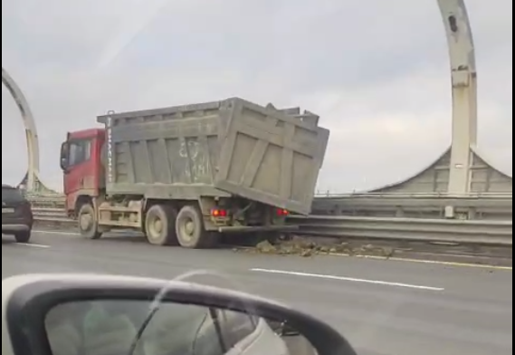 На ЗСД временно перекрывали движение из-за рассыпавшего грунт грузовика