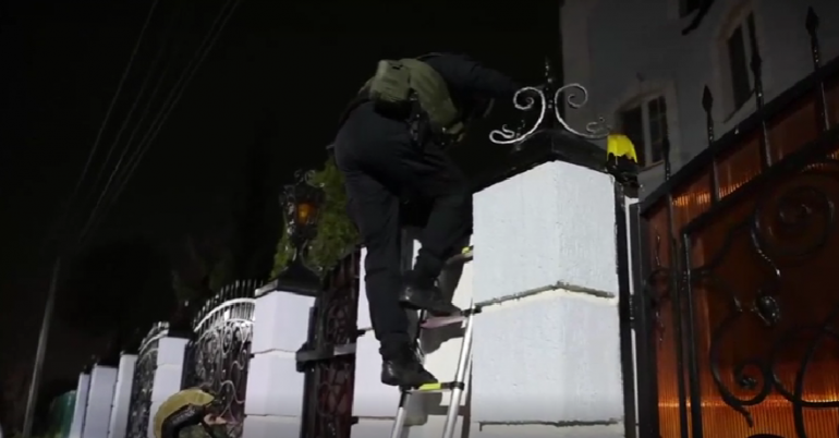 Полиция задержала более 50 цыган в Новосиверской, у них нашли наркотики и оружие