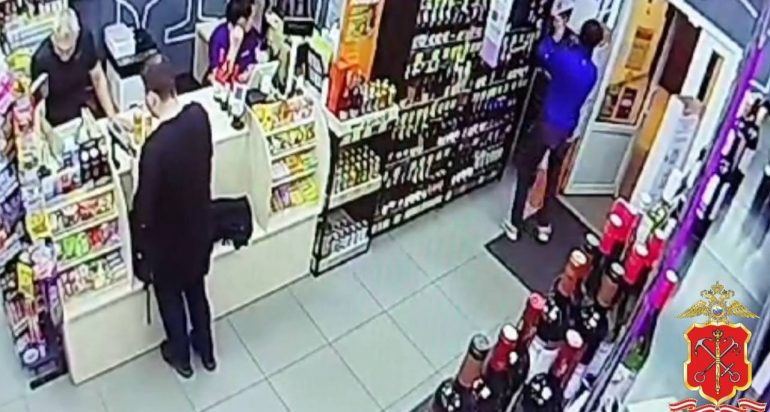 На Металлистов мужчина отбивался бутылкой, пытаясь украсть алкоголь