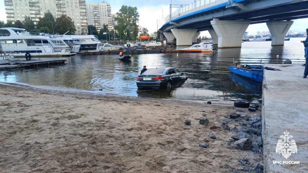 На набережной Макарова из Малой Невки достали &#171;БМВ&#187;