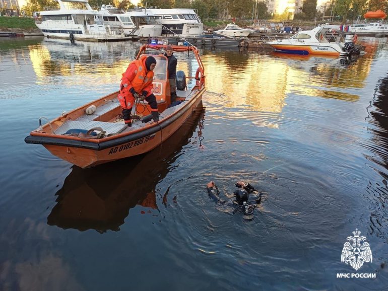 На набережной Макарова из Малой Невки достали "БМВ"