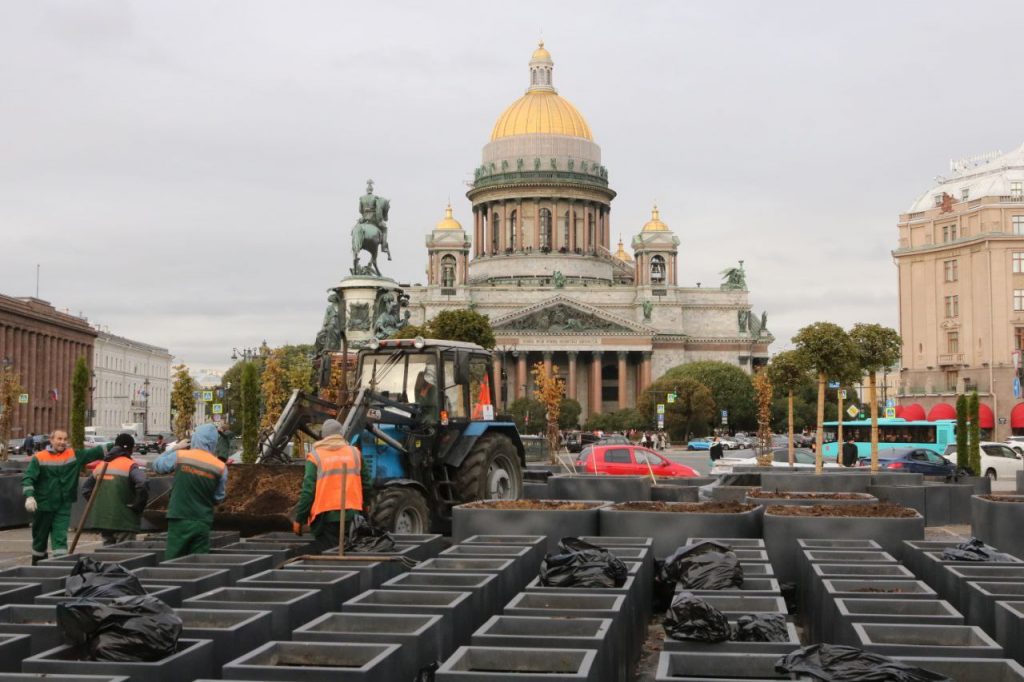 Сад-трансформер у Мариинского дворца разбирают