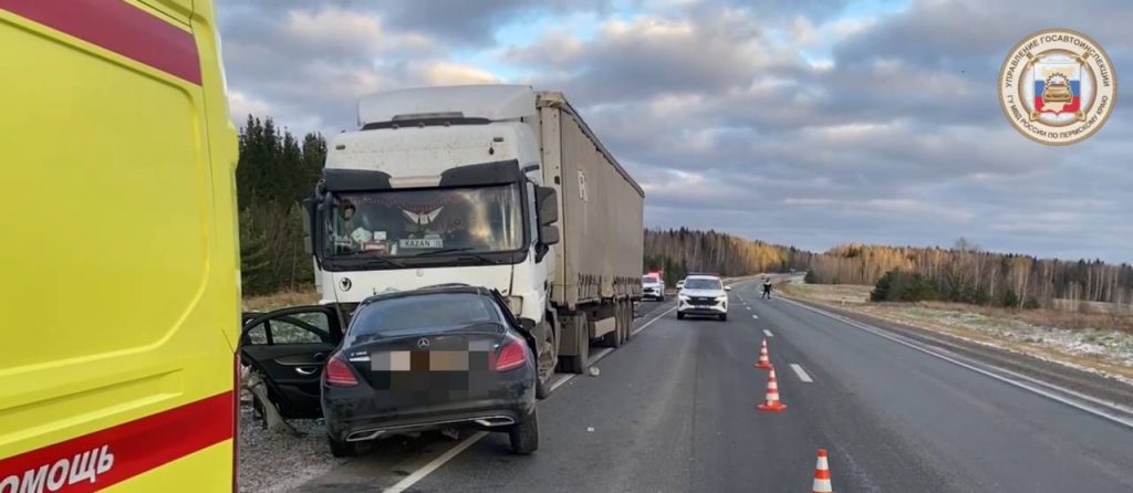 Под Пермью в ДТП с «Мерседесом» и фурой погибли четыре человека