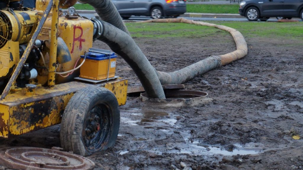 Обстановка на месте утечки воды из трубы ГУП «ТЭК» на Планерной