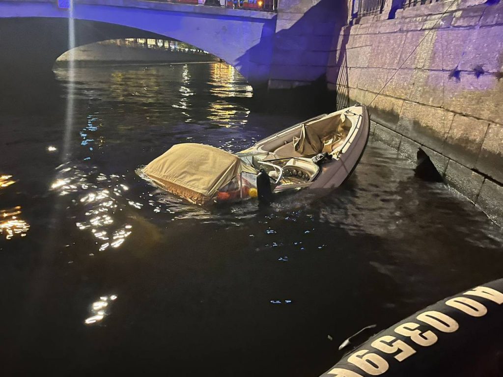 Катер с тремя пассажирами врезался в Кашин мост и частично затонул