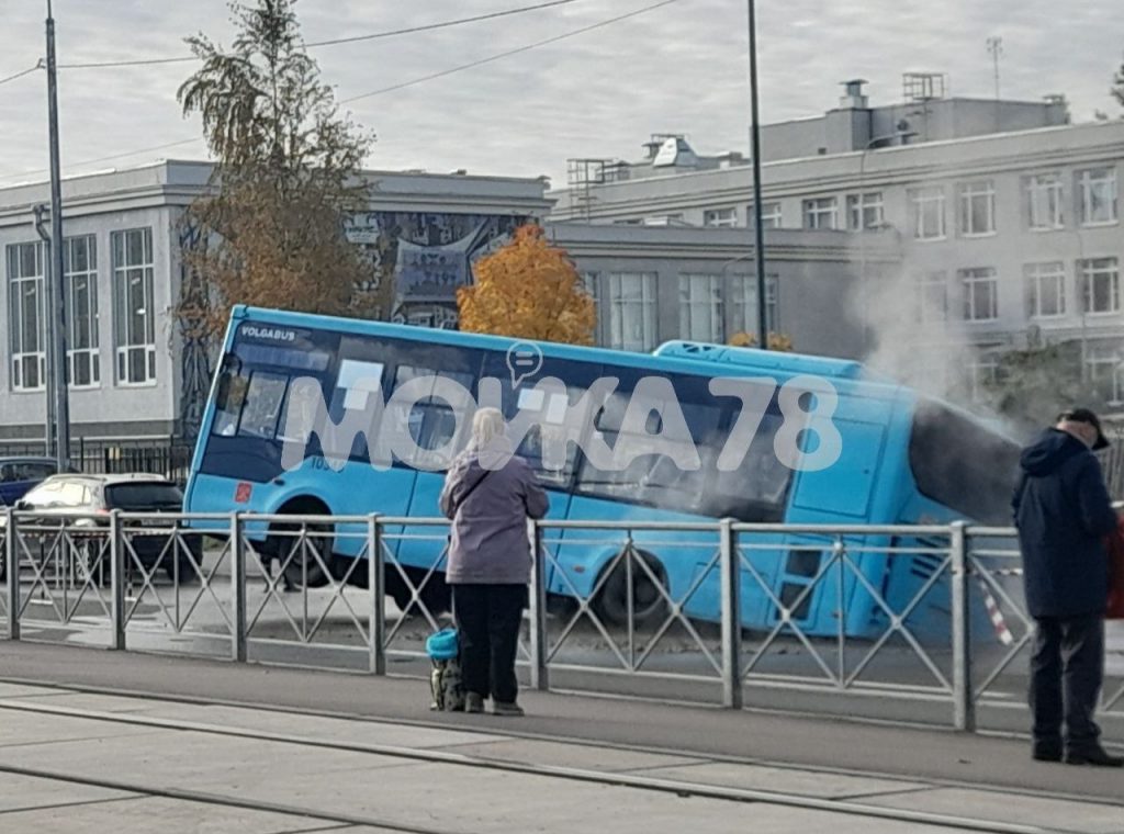 На Кронштадтской улице автобус на остановке попал в промыв грунта при прорыве трубы