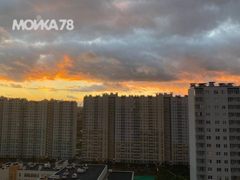 Костер разыгрался в небе над Петербургом на закате