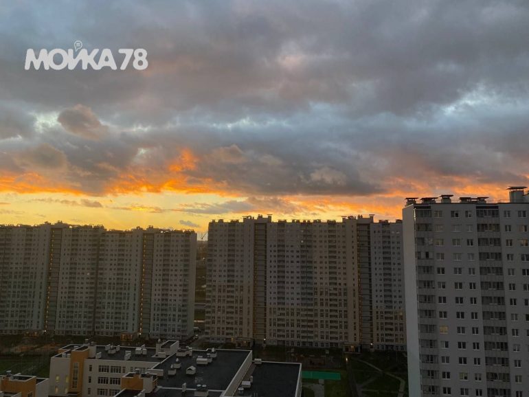 Костер разыгрался в небе над Петербургом на закате