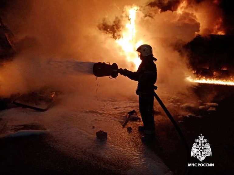 МЧС показало, как тушили два грузовика на платной М-11 «Нева»