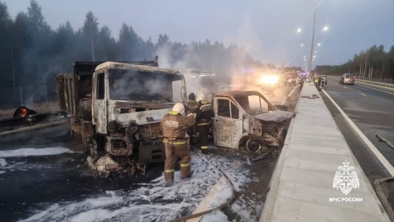 МЧС показало, как тушили два грузовика на платной М-11 «Нева»