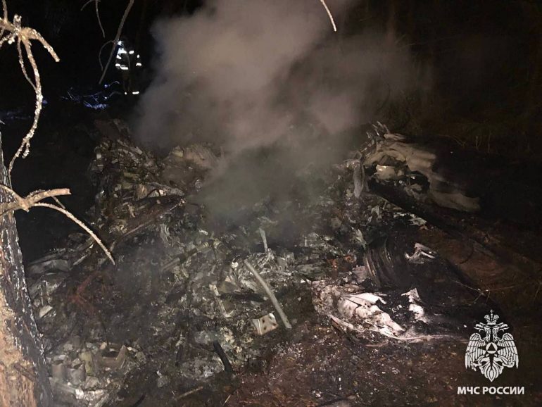 МЧС показало дымящиеся обломки вертолета Ми-2, упавшего под Кировом