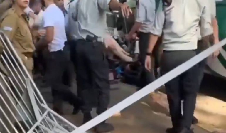 В Израиле грузовик въехал в остановку с людьми