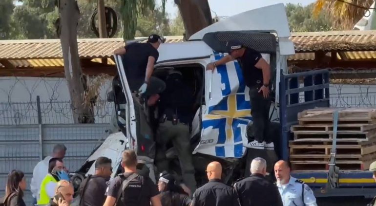 В Израиле грузовик въехал в остановку с людьми