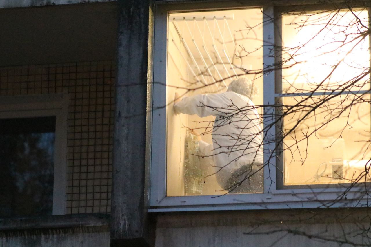 Житель дома на Асафьева, оказавшийся из-за пожара на улице, думает, что пора мыть потолок