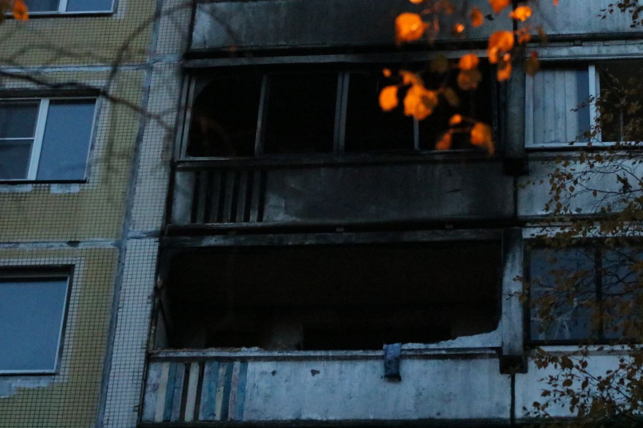 Житель дома на Асафьева, оказавшийся из-за пожара на улице, думает, что пора мыть потолок