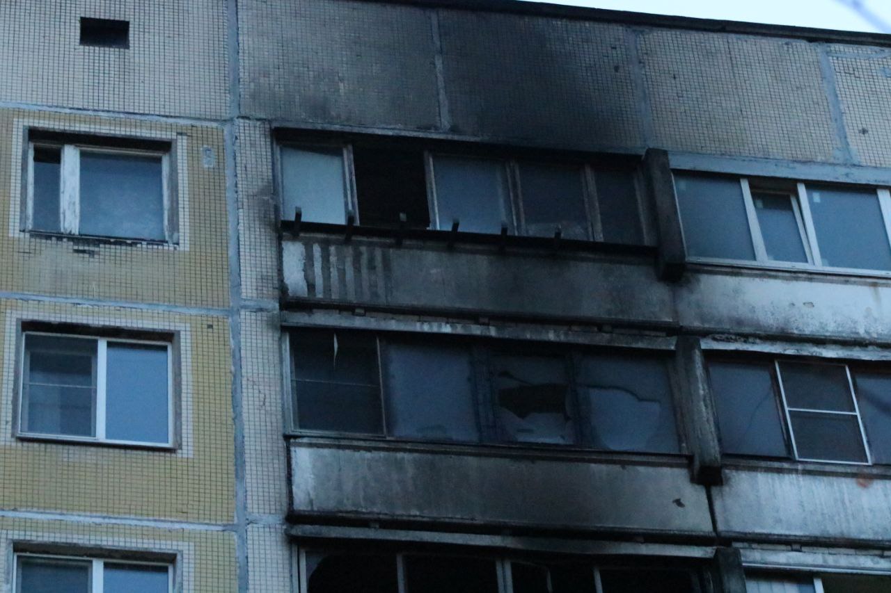 Житель дома на Асафьева, оказавшийся из-за пожара на улице, думает, что пора мыть потолок