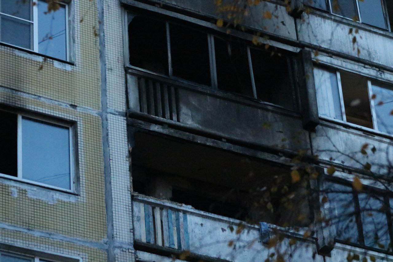 Житель дома на Асафьева, оказавшийся из-за пожара на улице, думает, что пора мыть потолок