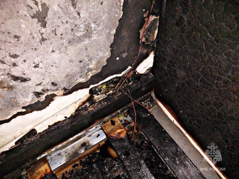 В Кингисеппе из-за пауэрбанка сгорела кровать школьника