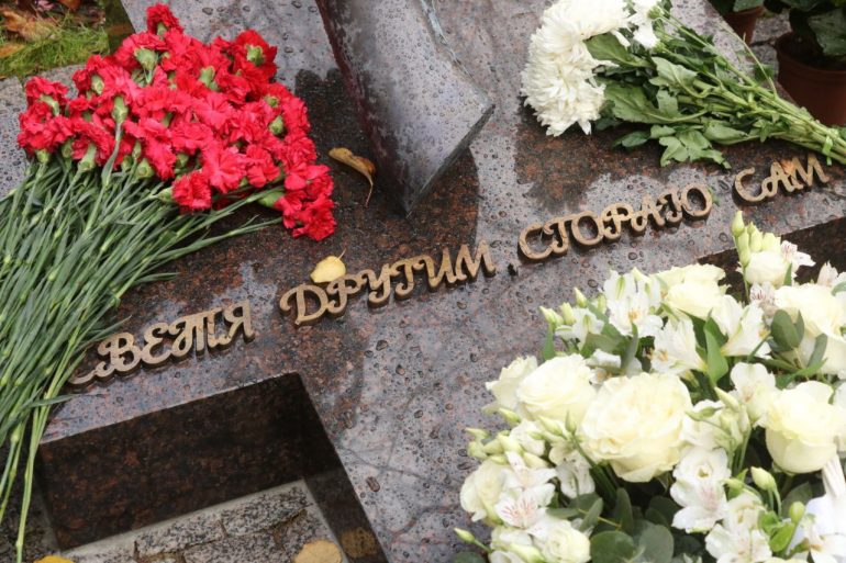 В Петербурге появился памятник погибшим в пандемию медикам