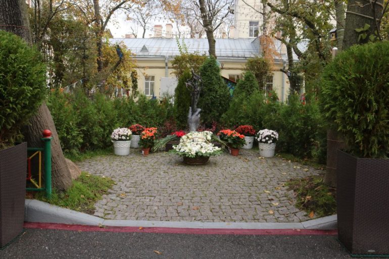 В Петербурге появился памятник погибшим в пандемию медикам