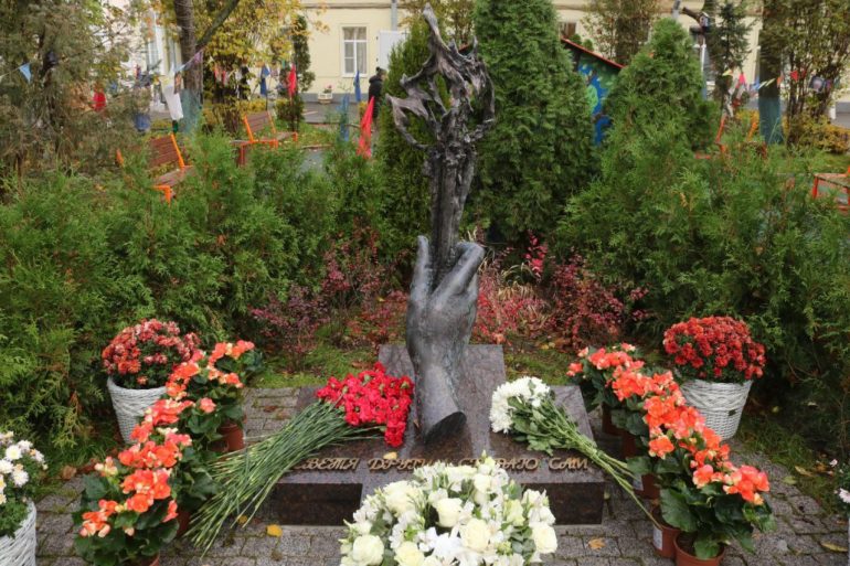 В Петербурге появился памятник погибшим в пандемию медикам