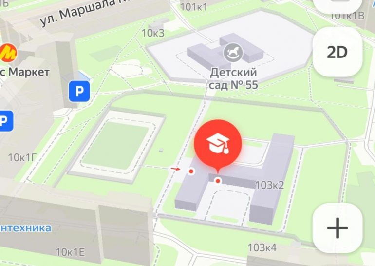 Автомобиль проехался по стадиону гимназии на Стачек