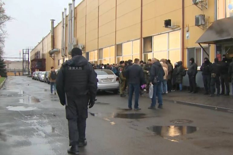 После миграционного рейда на предприятии в Пушкине 30 приезжих получили повестки