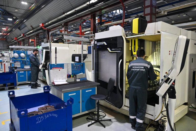 Делегация из Беларуси посетила Петербургский тракторный завод