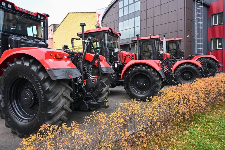 Делегация из Беларуси посетила Петербургский тракторный завод