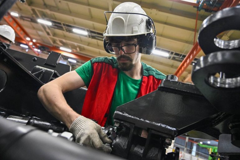 Делегация из Беларуси посетила Петербургский тракторный завод