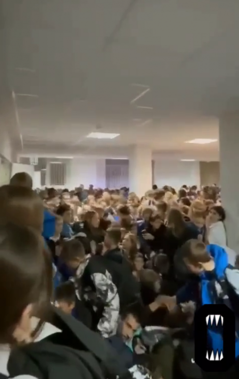 В Ростове-на-Дону 6 тысяч детей ломанулись в гардероб, возникла жуткая давка