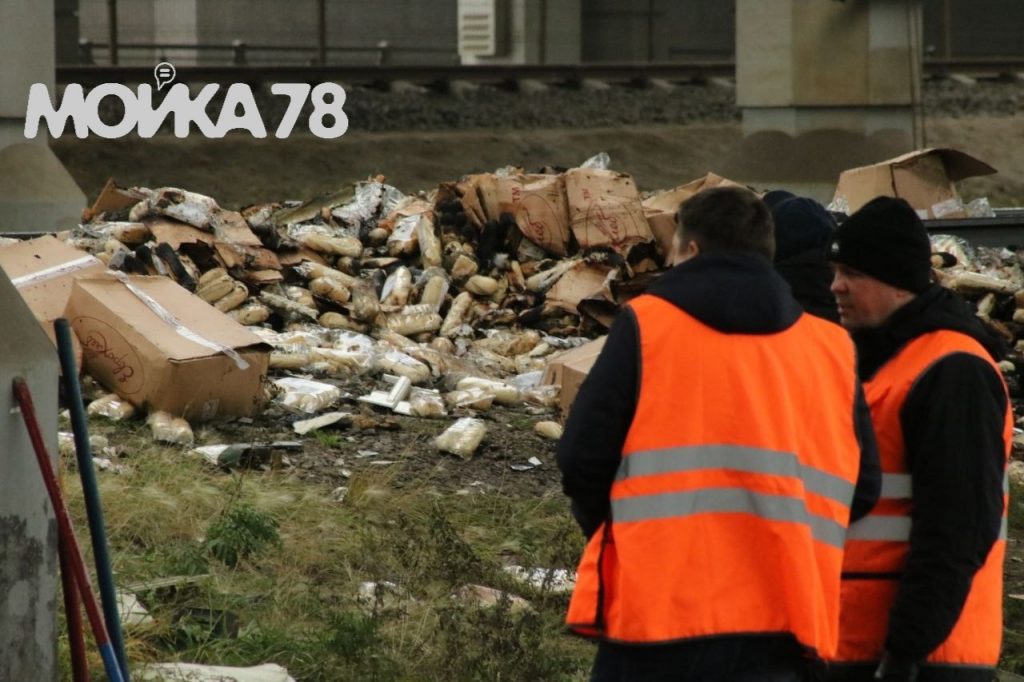 Вдоль железной дороги после ДТП с фурой на Московском валяются коробки с хлебом